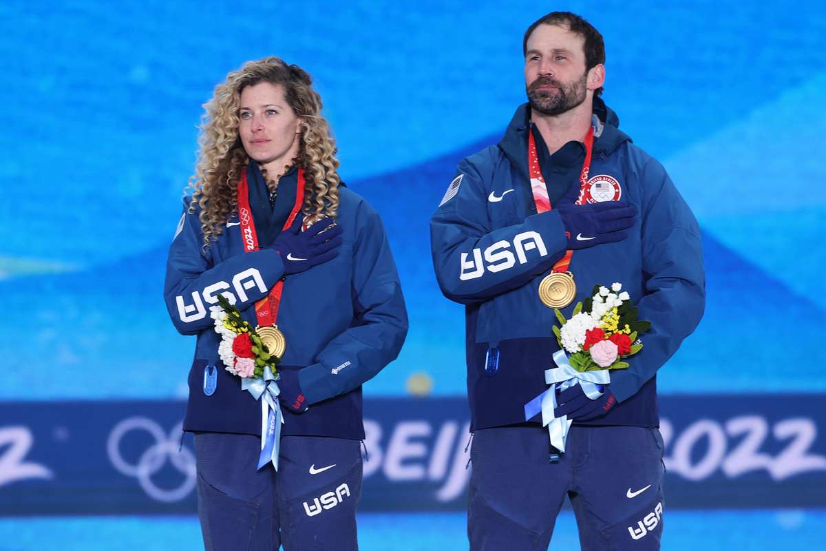 2022年2月12日，美國選手Lindsey Jacobellis（左）和Nick Baumgartner在北京冬奧會上獲得單板滑雪障礙團體賽冠軍。（Ezra Shaw/Getty Images）