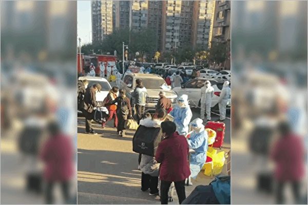 2021年10月22日，北京昌平區新增多例確診個案，當局稱「全區立即進入應急狀態」。（影片截圖）