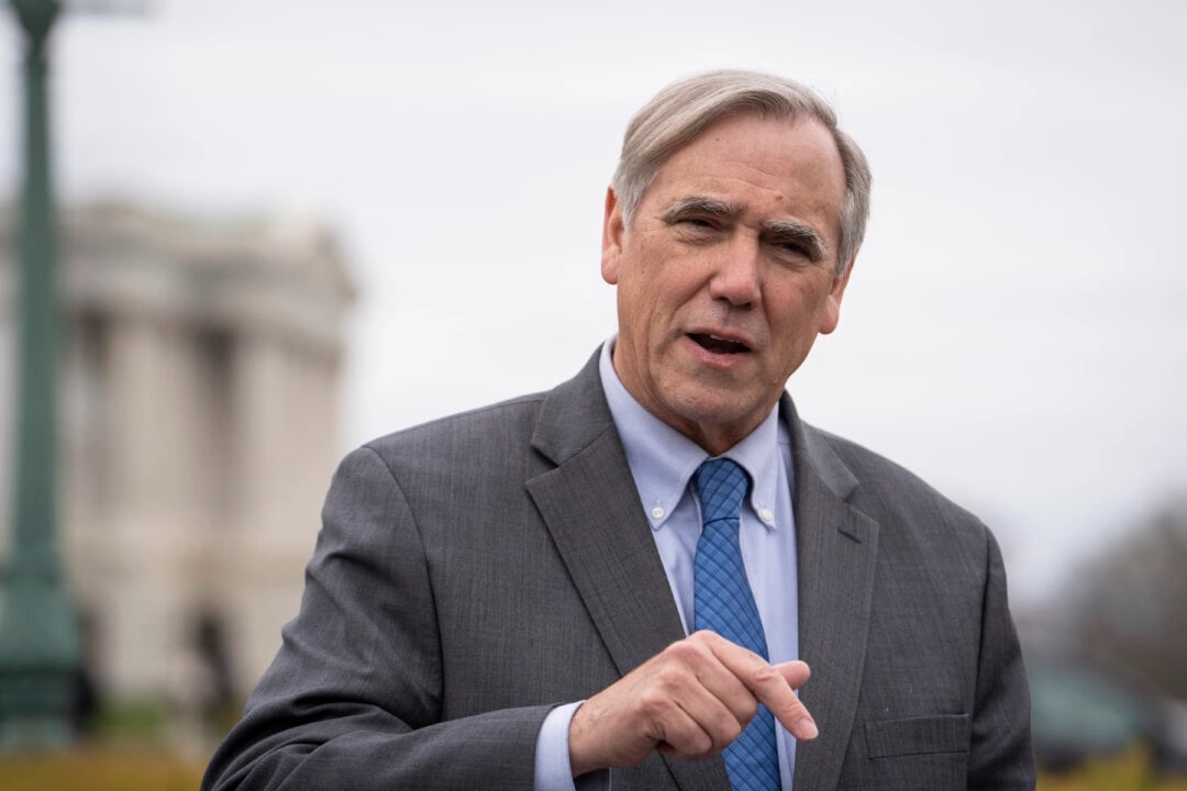 圖為2024年3月22日,美國參議員傑夫‧默克利(Jeff Merkley,俄勒岡州民主黨人)在美國國會大廈附近的眾議院三角區舉行的新聞發布會上發表講話。(Madalina Vasiliu/The Epoch Times)