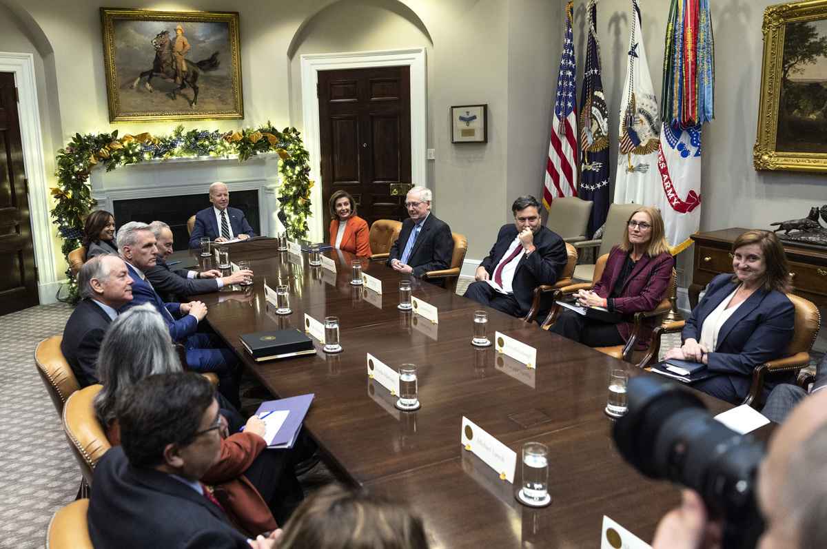 2022年11月29日，美國總統拜登在白宮會見國會領袖，討論2022年底前的立法優先事項。（Kevin Dietsch/Getty Images）