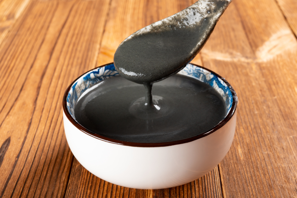 黑芝麻是優質抗氧化物，潤膚養顏，還是補腎食物之一。（Shutterstock）