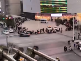 江西一商場發生電梯卡死人事故 目擊者披露細節