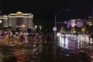 拉斯維加斯遭暴雨襲擊 有人被洪水沖走