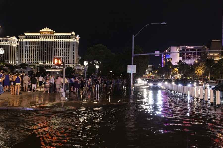 拉斯維加斯遭暴雨襲擊 有人被洪水沖走