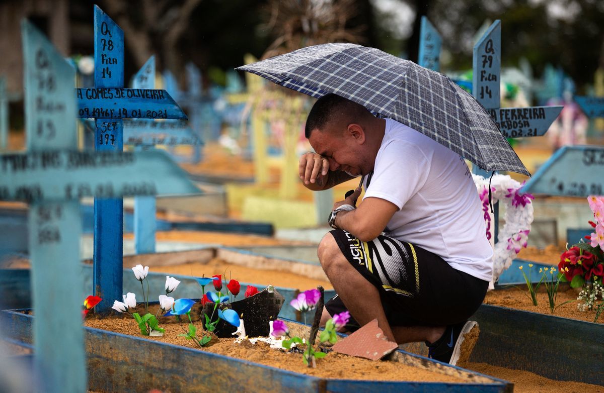  全球因COVID-19死亡的人數，在周三晚間超過400萬，專家表示，目前這場全球公衛危機似乎已成為疫苗和Delta變種之間的競賽。圖為2021年5月9日，一名男子在巴西亞馬孫州馬瑙斯的Nossa Senhora Aparecida墓地哭泣。（MICHAEL DANTAS/AFP via Getty Images）