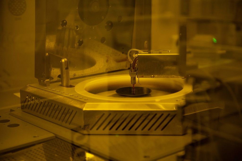 圖為2022年3月3日，在西班牙巴塞隆拿微電子研究所（Barcelona Institute for Microelectronics）一個無塵室裏，可以看到一塊在晶片製造過程中的矽片。（Josep Lago/AFP via Getty Images）