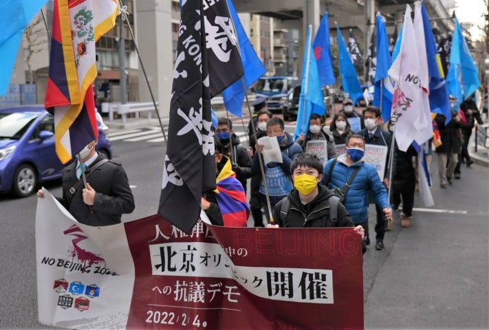2月4日上午，維吾爾人、香港人、西藏人和蒙古人團體在東京的中國大使館前舉行了抗議活動，抗議中共打壓人權，呼籲人們抵制北京奧運。（清雲/大紀元）