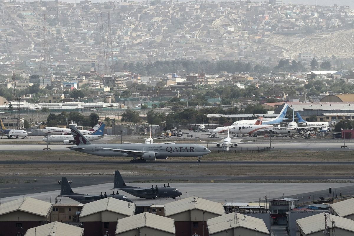 阿富汗喀布爾機場發生兩宗自殺式爆炸，造成逾百名平民傷亡，各國領袖紛紛憤怒譴責。圖為2021年8月14日，阿富汗喀布爾國際機場跑道上正準備起飛的班機。（WAKIL KOHSAR/AFP via Getty Images）