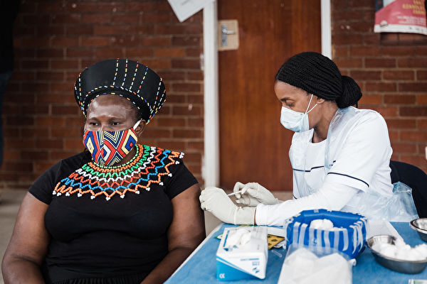 2021年9月24日，一名來自南非的祖魯族婦女在接種COVID-19疫苗。 （RAJESH JANTILAL/AFP via Getty Images）