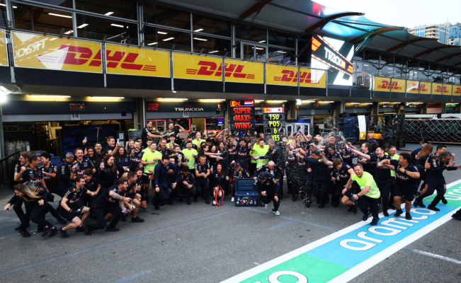 2025年9月21日,F1大獎賽阿塞拜疆站正賽,杆位起步的紅牛荷蘭車手韋斯達賓(Max Verstappen)率先衝線,奪得本賽季第四個分站冠軍,首次取得賽季「背靠背」連勝。圖為紅牛車隊賽後大合照。(Mark Thompson/Getty Images)