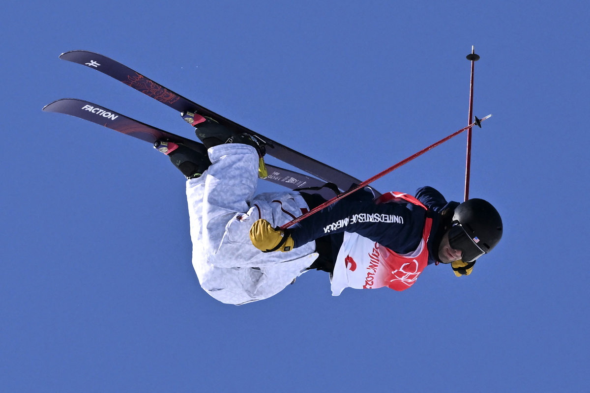 2022年2月16日，美國選手Alexander Hall在北京冬奧會期間奪得自由式滑雪男子坡面障礙技巧決賽冠軍。（BEN STANSALL/AFP via Getty Images）