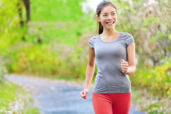 研究發現，累積短時間的快走，有益心臟和心理健康。（Shutterstock）