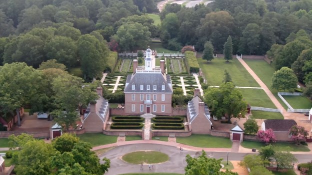 這張總督府(Governor’s Palace)的鳥瞰圖可見前院、側院和後方傳統正式的花園,周圍是修剪整齊的草坪和樹木。總督府的設計採文藝復興風格,在當時的英格蘭和維珍尼亞殖民地相當流行。對稱的構圖表現在窗戶、門和中央塔有序的比例配置。外觀鮮少裝飾和表面光滑的淺色紅磚,讓總督府看起來很有陽剛之氣。(J.H. Smith/Cartio提供)