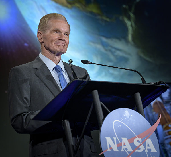 2021年6月2日（華盛頓特區），美國太空總署（NASA）局長尼爾遜（Bill Nelson）局長在NASA總部瑪麗·W·傑克遜大樓（Mary W. Jackson Building）舉行的首次NASA狀況活動中與該機構的工作人員交談。（Bill Ingalls/NASA via Getty Images）