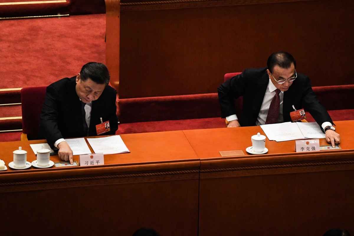 2022年3月11日，中共國家主席習近平（左）和國務院總理李克強在北京人民大會堂舉行的全國人民代表大會（NPC）閉幕會上投票。 （Leo RAMIREZ/AFP via Getty Images）