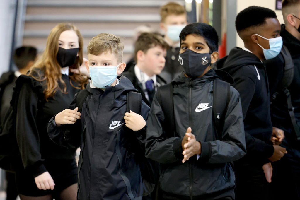 復課後，中學生在上課的時候也需要戴口罩。（Jeff J Mitchell/Getty Images）