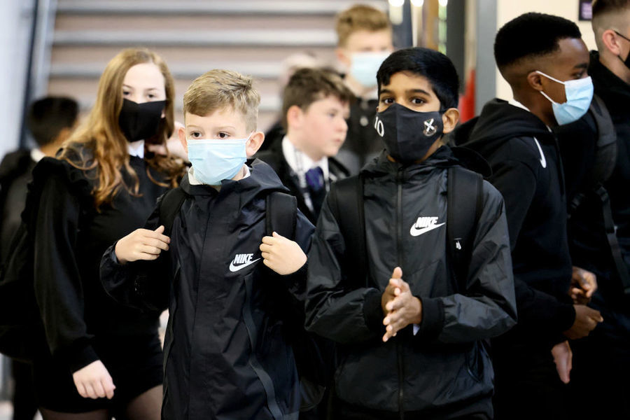 英國解封 中學生上課需戴口罩