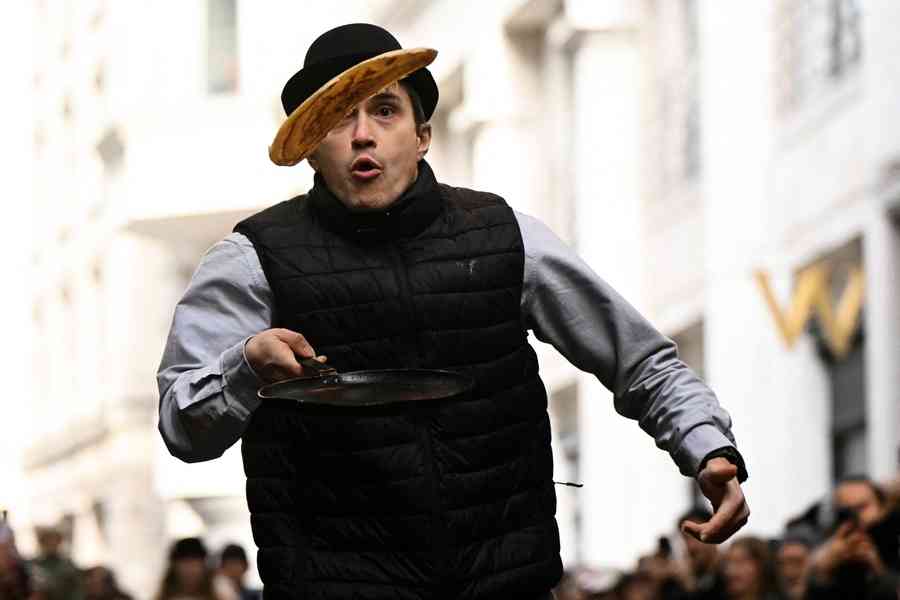 【圖輯】英國各地上演拋煎餅大賽 妙趣橫生