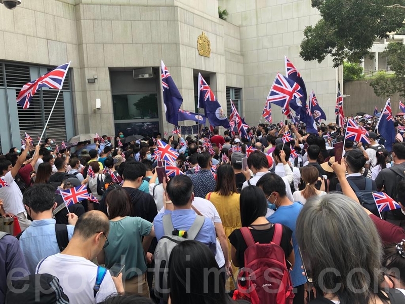 圖：9月1日，網民發起舉行「BNO平權集會」，大批市民聚集在英領館外集會，要求英國政府正視香港問題，為英國國民（海外）護照（BNO護照）「平權」，令持有者擁有居英權等完整公民權利。（余天祐／大紀元）