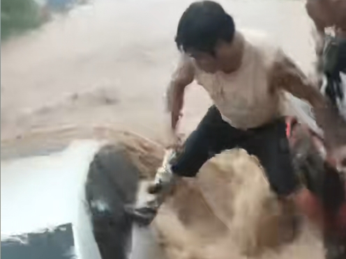 廣西特大暴雨有車被洪水圍困 男子砸窗救人