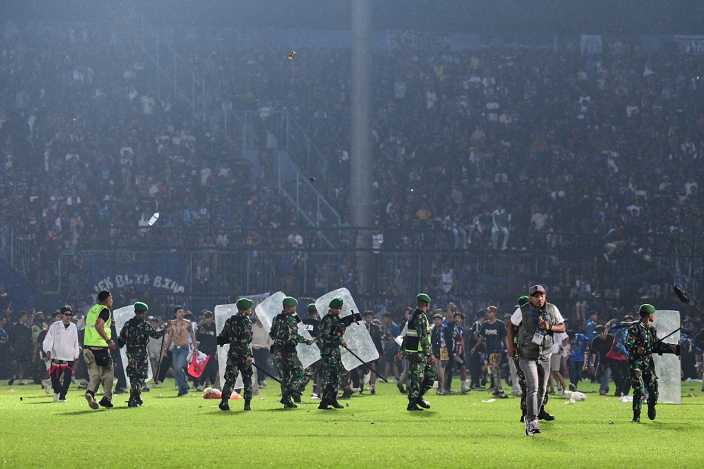 印度尼西亞警方當地時間周日（10月2日）表示，在東爪哇省一場足球比賽球場發生人群騷亂後，又發生踩踏事件。 （Photo by AFP）