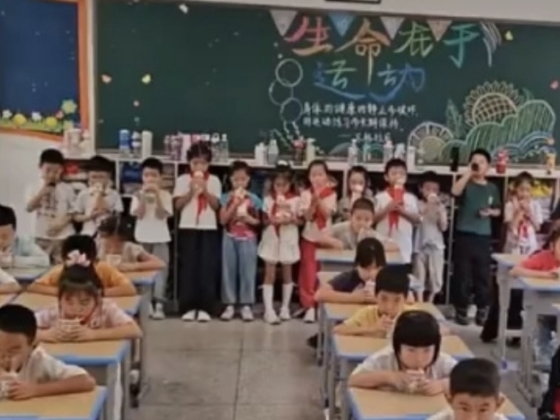 學生不訂奶就站著喝水 武漢學校做法引眾怒