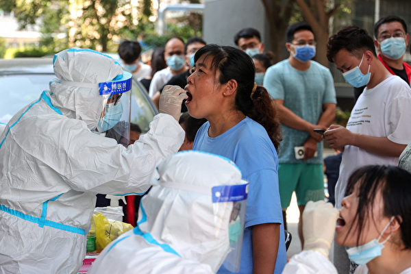 鄭州民眾在接受核酸檢測的採樣。（AFP via Getty Images）
