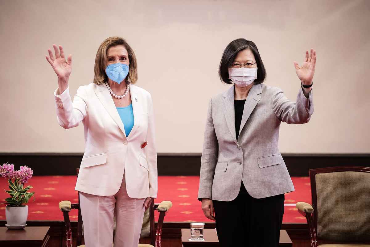 2022年8月3日，美國眾議院議長佩洛西（Nancy Pelosi）與台灣總統蔡英文合照。 （Handout/Getty Images）