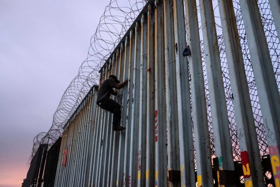 拜登停建邊境牆令被指違法 聯邦監督機構調查