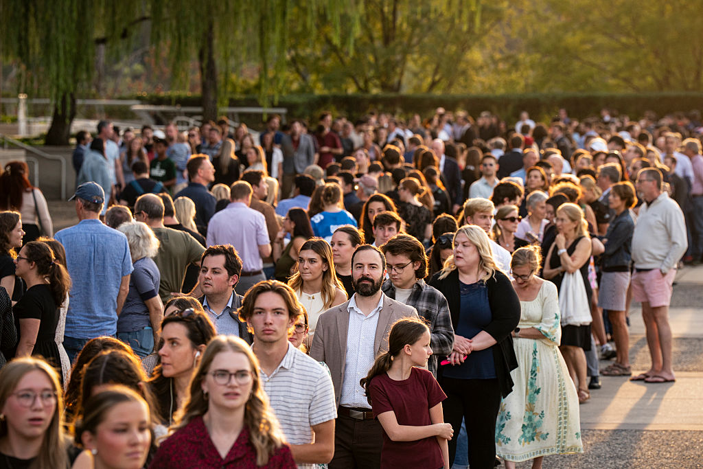2025年9月14日,民眾排隊等待參加在約翰甘迺迪表演藝術中心(John F. Kennedy Center for the Performing Arts)舉行的政治活動家柯克祈禱守夜活動。(Al Drago/Getty Images)