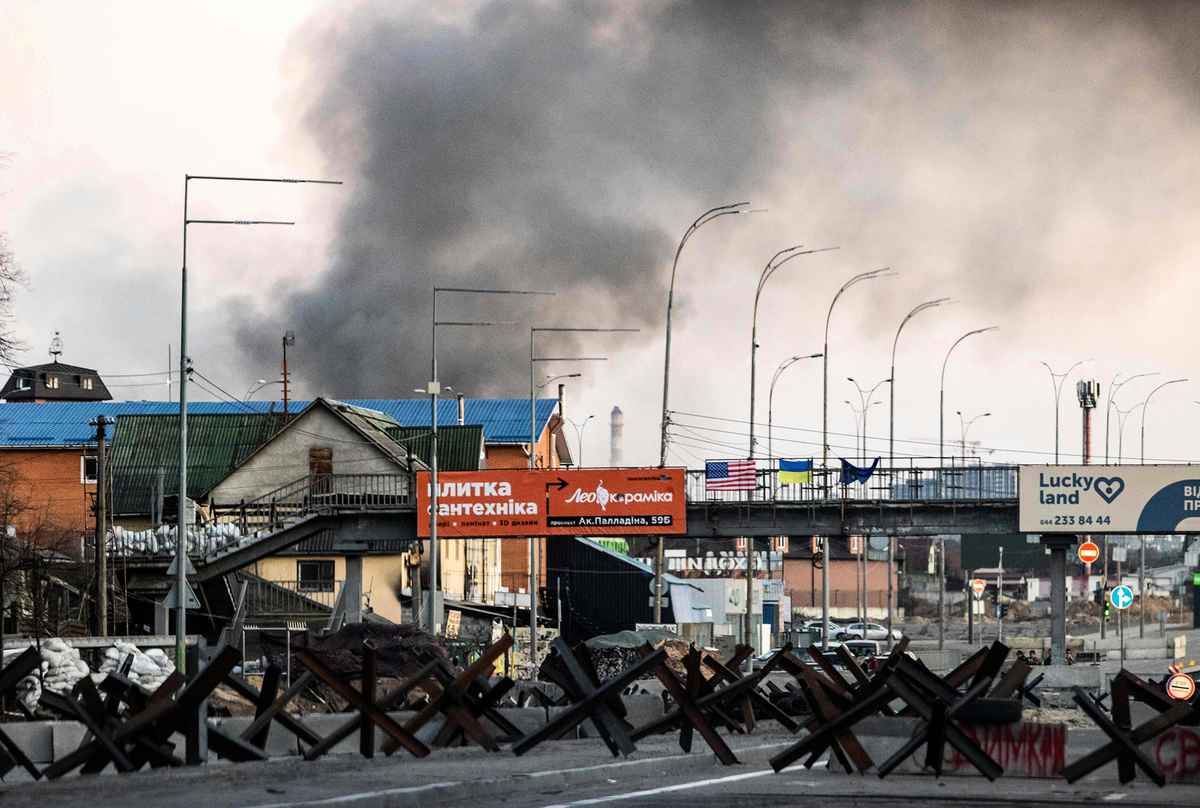 2022年3月18日，烏克蘭首都發生爆炸後煙霧升騰。基輔當局說，當天早些時候，一枚被擊落的俄羅斯火箭彈擊中該市北郊一棟住宅樓，造成一人死亡。（Fadel Senna/AFP via Getty Images）
