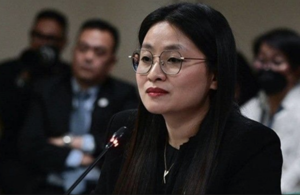菲律賓丹轆省自治市班班(Bamban)華裔市長郭華萍(Alice Guo)(Alice Guo),涉非法境外賭博,身份神秘,國會議員質疑她是中共間諜。 2024年7月10日,菲律賓參議院因她連續兩次未出席聽證會警告要逮捕她。目前據報已經離開菲律賓。(Facebook截圖)