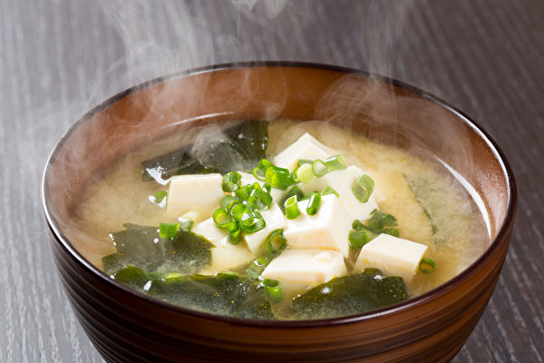 早上喝味噌湯好處更多。（Shutterstock）