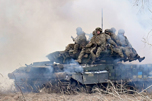 2023年2月20日，在距離白羅斯邊境幾公里的切爾諾貝爾地區，烏克蘭士兵正在坦克上部署煙幕，他們正在研究如何應對可能發生的襲擊。（Sergei Supinsky/AFP via Getty Images）
