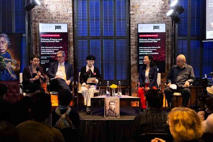 大陸資深記者獲頒獨立中文筆會「自由寫作獎」