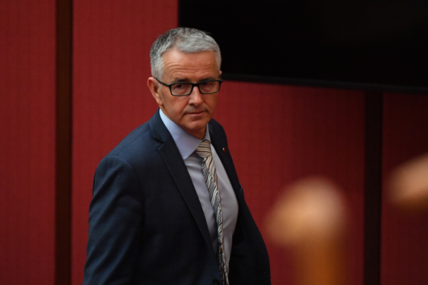 聯邦獨立參議員雷尼克(Gerald Rennick)對基因改造蚊子試驗計劃的安全性提出了嚴重質疑。圖為雷尼克在坎培拉國會資料圖片。(AAP Image/Mick Tsikas)