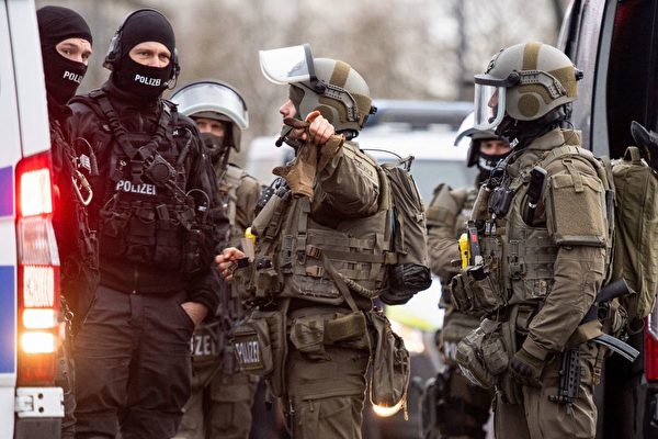 圖為德國警察在執行任務。（Daniel Reinhardt/AFP via Getty Images）