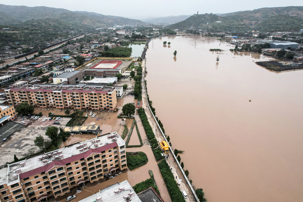 2021年10月10日，中國山西省晉中市介休市，暴雨造成洪災。（STR/AFP via Getty Images）