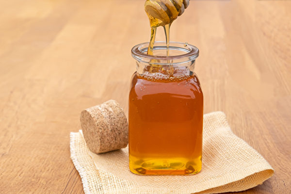 蜂蜜是皮膚的天然保養圣品，還能止痛、修复傷口、淡化疤痕。（Shutterstock）