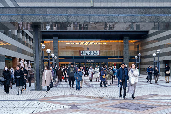 1月20日,神韻紐約藝術團蒞臨日本知名歷史古城鎌倉,在鎌倉藝術中心(Kamakura Performing Arts Center)舉行了第一場演出。鎌倉也是日本名流以及資深文化人士的擇居之處,當天劇場出現一票難求的大盛況。圖為觀眾退場時場景。(栗子/大紀元)