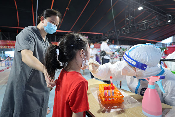圖為中國民眾進行核酸檢測。(Natalia Kolesnikova/AFP)