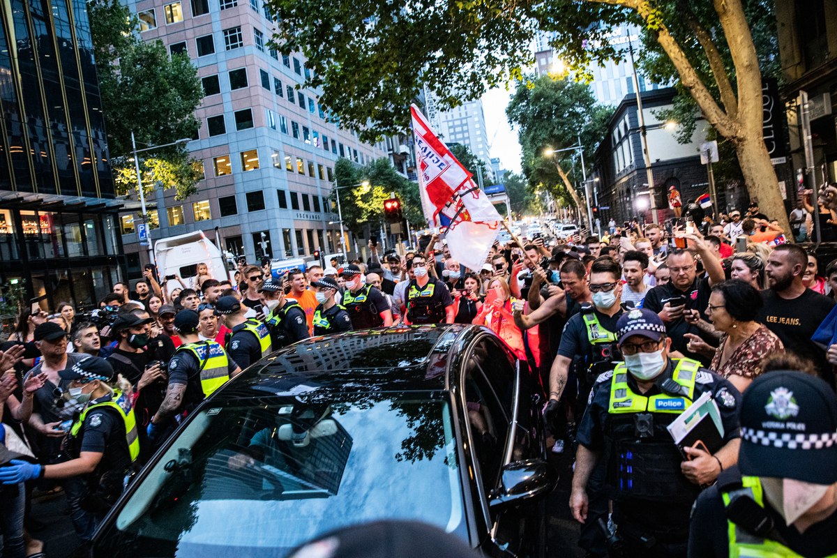 祖高域的支持者聚集在墨爾本市中心的弗林德斯巷（Flinders Lane）祖高域律師的事務所外，與警方發生了衝突。（Diego Fedele/Getty Images）