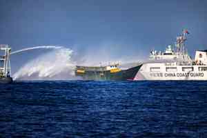 中共海警船追擊菲律賓船隻 撞壞自家軍艦