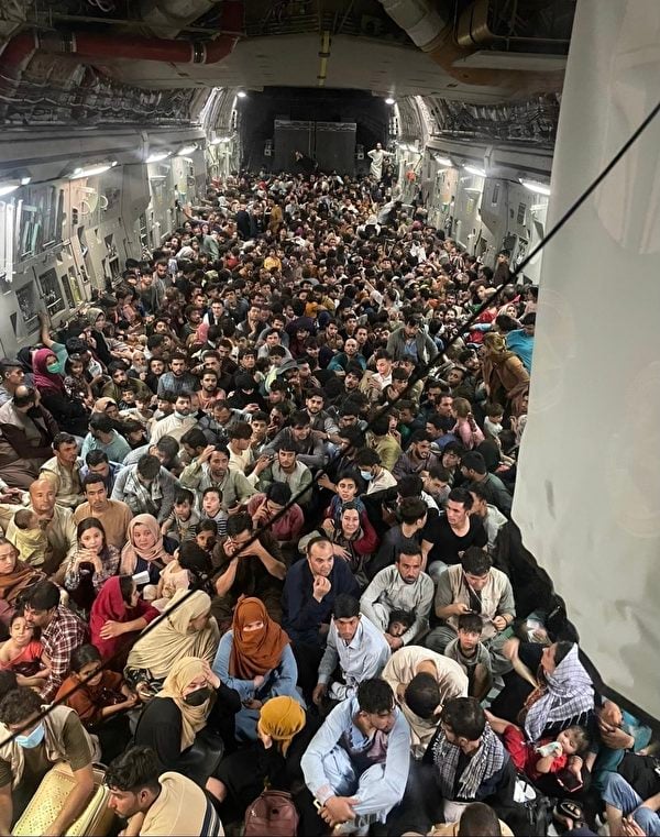 2021年8月15日，美軍一架C-17運輸機搭載823人撤離阿富汗，創下該型運輸機運送人數的最高紀錄。（U.S. Air Force）