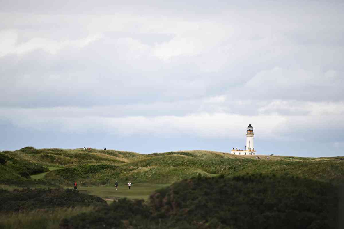 2025年7月25日,蘇格蘭西南沿海的特朗普坦伯利高爾夫球場(Trump Turnberry Golf Courses)內,一座燈塔映入鏡頭。美國總統特朗普預計當天抵達蘇格蘭,展開結合外交、商務與休閒的四天行程。(Andy Buchanan/AFP)