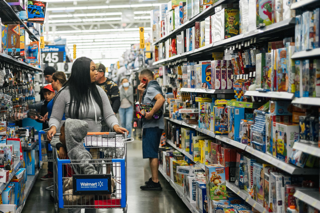 美國消費者物價指數在過去一年中上漲了7.5%。圖為2021年11月26日的黑色星期五期間，顧客在德薩斯州侯斯頓市的沃爾瑪商店購物。（Brandon Bell/Getty Images）