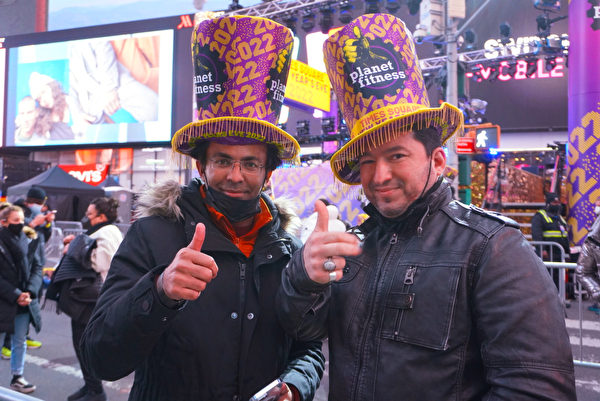 2021年12月31日，Mohammed Tariq（左）與友人在紐約時代廣場參加跨年活動。（林宜君／大紀元）