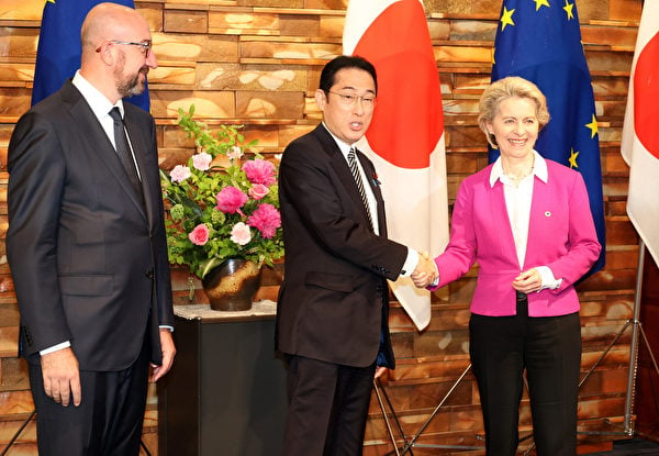 2022年5月12日，與歐洲理事會主席米歇爾（Charles Michel，左）前往東京參加歐-日峰會的歐盟委員會主席馮德萊恩（Ursula von der Leyen，右）與日本首相岸田文雄（中）握手。（Yoshikazu Tsuno – Pool/Getty Images）