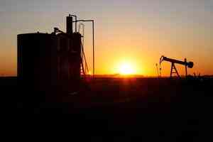 霍爾木茲海峽航運癱瘓 原油價超90美元