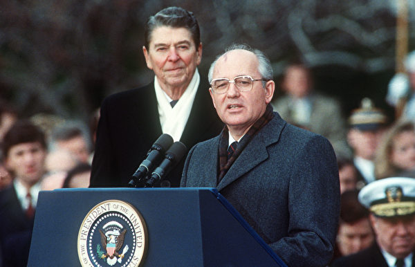 1987年12月8日,美國華盛頓特區,時任美國總統羅納德‧列根(Ronald Reagan,左)與時任蘇聯領導人米哈伊爾‧戈爾巴喬夫(Mikhail Gorbachev,右)出席裁軍首腦峰會第一天的白宮歡迎儀式。(Jerome Delay/AFP/Getty Images)